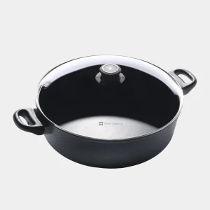 Scopri la qualità svizzera nel nostro tegame da 28 cm perfetta per arrosti, gulasch e altro. Realizzata in alluminio fuso riciclato al 100% per una distribuzione uniforme del calore. Resistente al forno fino a 500°F, passa senza problemi dal piano cottura alla tavola. Scopri la nostra Collezione Induzione per la versione a induzione.