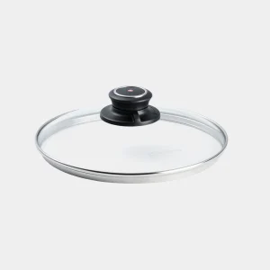 Il nostro coperchio in vetro, progettato per le casseruole Swiss Diamond, garantisce una vestibilità di qualità grazie al suo bordo in acciaio inossidabile. Il vetro temprato al calore permette un monitoraggio facile, e la ventola regolabile previene il traboccamento. Resistente al forno fino a 500°F. Nota: lascia raffreddare prima di lavare; evita di immergere un coperchio caldo in acqua fredda.