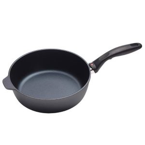 Aggiorna la tua cucina con la nostra padella antiaderente HD realizzata in alluminio fuso riciclato per una distribuzione uniforme del calore. Il manico ergonomico garantisce stabilità. La pulizia è un gioco da ragazzi con acqua calda e sapone. Coperchio in vetro temperato a caldo con apertura regolabile per un controllo preciso dell'umidità. Sicura in forno fino a 500°F (260°C), lavabile in lavastoviglie, ma si consiglia il lavaggio a mano. Eleva la tua cucina con la precisione svizzera.