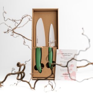 set coltelli in ceramica bianca kyocera 40 anniversario manico verde salvia