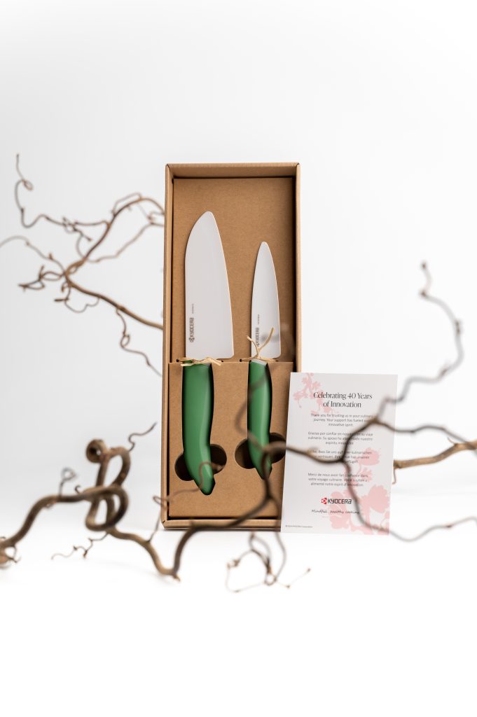 set coltelli in ceramica bianca kyocera 40 anniversario manico verde salvia