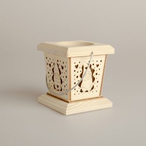 lanterna in legno traforato con vasetto in vetro e candela decoro gnomi
