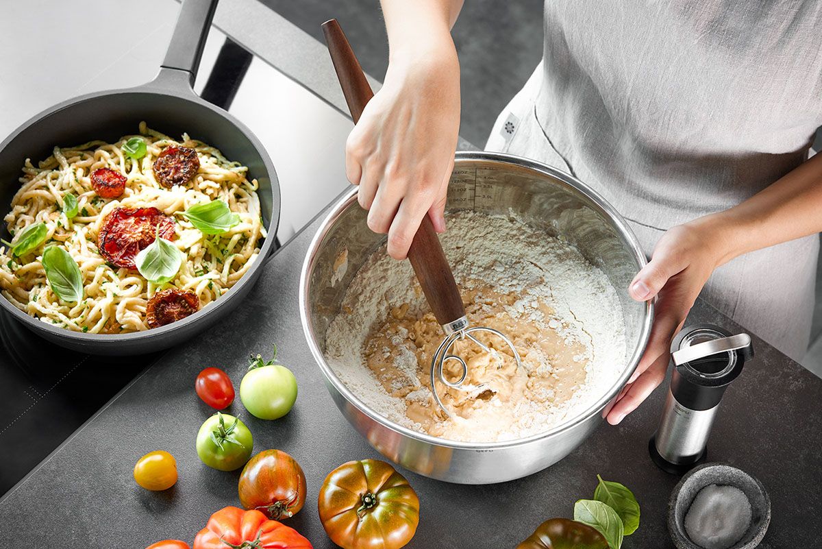 U-Taste Frusta danese per impasto: impastatrice manuale per pasta madre in acciaio 18/8, frusta olandese per pane alimentare con impugnatura silicone antiscivolo per mescolare e impastare (Viola